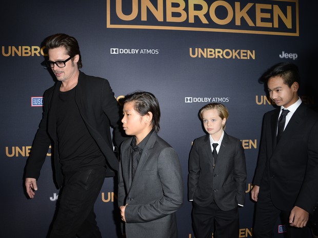 Brad Pitt e os filhos Pax, Shiloh e Maddox em première de filme em Los Angeles, nos Estados Unidos (Foto: Robyn Beck/ AFP)