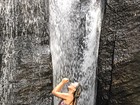 Ex-BBB Cacau exibe silhueta mais magra em banho de cachoeira