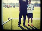 Kaká posa ao lado de um dos jogadores mais altos do mundo