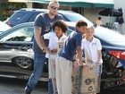 Namorado carrega os filhos de Heidi Klum em carrinho de supermercado