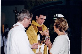 Padre Fábio de Melo entregando sua primeira hóstia para a mãe (Foto: Arquivo Heliomara Marques)