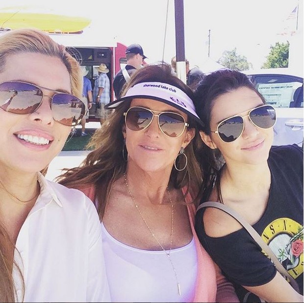 Caitlyn Jenner entre Candis Cayne e a filha Kendall Jenner (Foto: Instagram)
