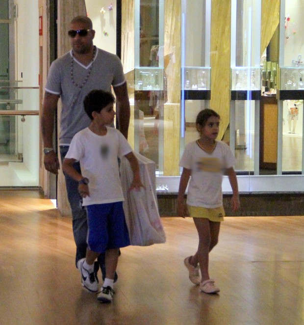 Adriano passeia com os filhos em shopping (Foto: Marcus Pavão/Agnews)