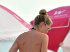 Doutzen Kroes dá ajeitadinha indiscreta no biquíni em dia de praia