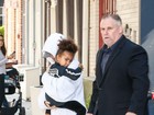 Kim Kardashian é clicada em Nova York com a filha após assalto