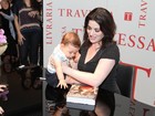 Nigella Lawson posa com bebês em sessão de autógrafos no Rio