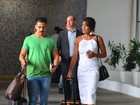 Juliana Paes desembarca no Rio usando vestido branco comportado