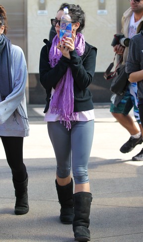 Vanessa Hudgens evita os flashes após deixar academia em Los Angeles, nos Estados Unidos (Foto: Splash News/ Agência)