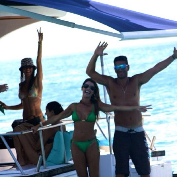 Dany Bananinha em passeio de barco com amigos em Fernando de Noronha (Foto: Instagram/ Reprodução)