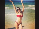 Jessie J quase mostra demais com biquíni pequeno em praia paradisíaca