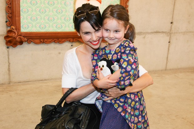 Debora Falabella com a filha Nina (Foto: Manuela Scarpa /Foto Rio News)