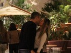 Flávia Alessandra dá beijão em marido em shopping do Rio