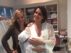 Deborah Secco escolhe camisola que usará na maternidade