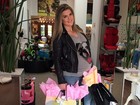 Na reta final da gravidez, Mirella Santos vai às compras de barrigão