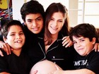 Ana Paula Tabalipa exibe o barrigão de grávida ao lado dos filhos