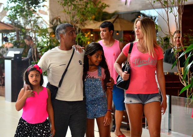 Romário e família (Foto: William Oda/ Ag. News)
