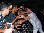 Biel é agarrado por fãs durante show em São Paulo