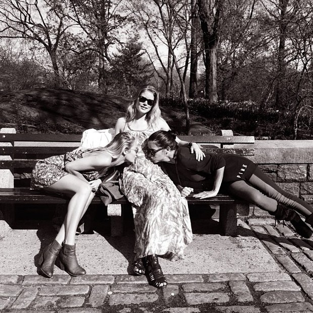 Candice Swanepoel e Adriana Lima beijam a barriga de Doutzen Kroes, que está grávida (Foto: Instagram/ Reprodução)
