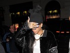 Rihanna cobre o rosto ao sair de boate com o ex em Londres