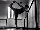 Grávida, Alinne Moraes faz aula de balé