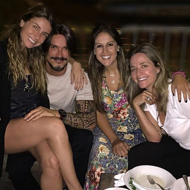 Giovanna Antonelli com amigos em São Paulo (Foto: Instagram/ Reprodução)