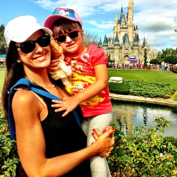 Ticiane Pinheiro posa com a filha, Rafa, em frente ao castelo da Cinderela (Foto: Instagram)