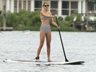 De biquíni comportado, Taylor Swift pratica stand up paddle