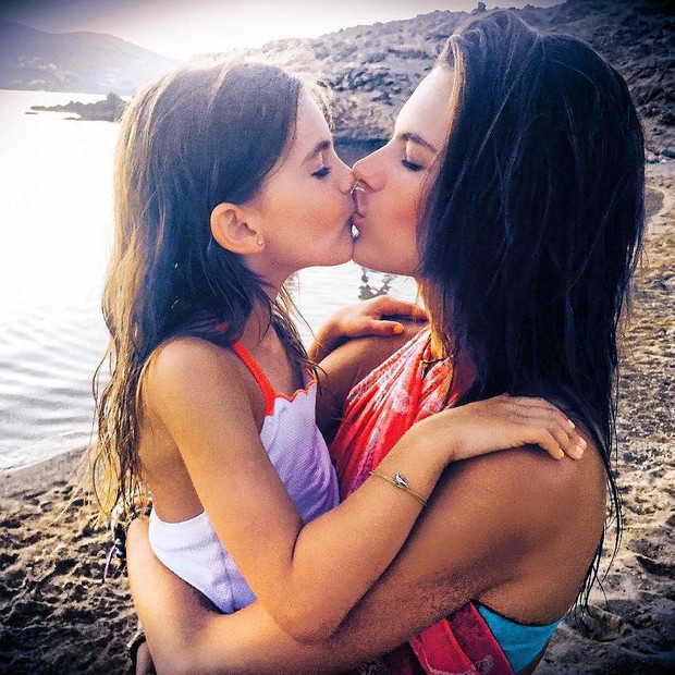 Alessandra Ambrosio dá beijinho na filha (Foto: Instagram / Reprodução)