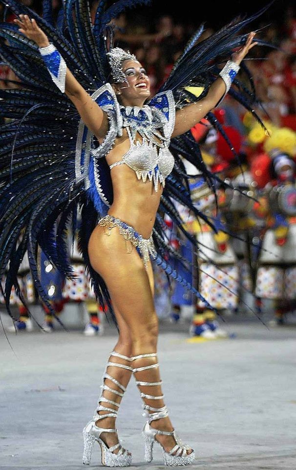Nana Gouvêa desfilando pela Caprichosos de Pilares em 2004 (Foto: Reprodução/Facebook)