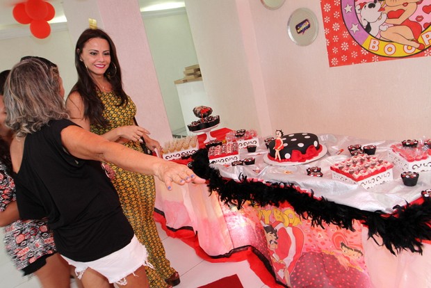 Festa surpresa para Viviane Araújo (Foto: Anderson Borde /Ag News )