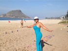 Após perder 38kg, Solange Couto faz exercícios físicos na praia
