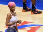 Rihanna assiste à partida de basquete sem sutiã e de peruca rosa 