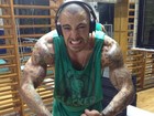 Fortão! Felipe Titto exibe músculos após malhação