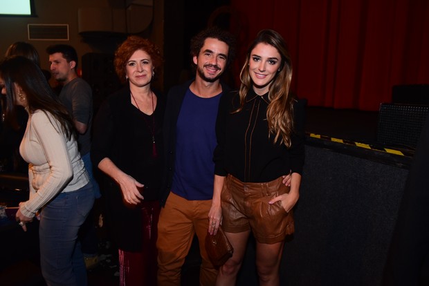 Rafa Brites com o marido, Felipe Andreoli, e a sogra em show em São Paulo (Foto: Leo Franco / AgNews)