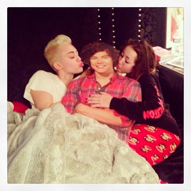 Miley Cyrus "agarrando" Harry Styles (Foto: Instagram/Reprodução)