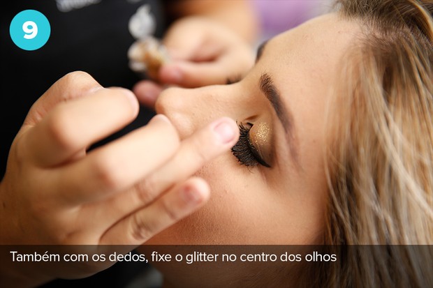Nono passo: use os dedos para fixar o glitter no centro dos olhos  (Foto: Marcos Serra Lima/Ego)