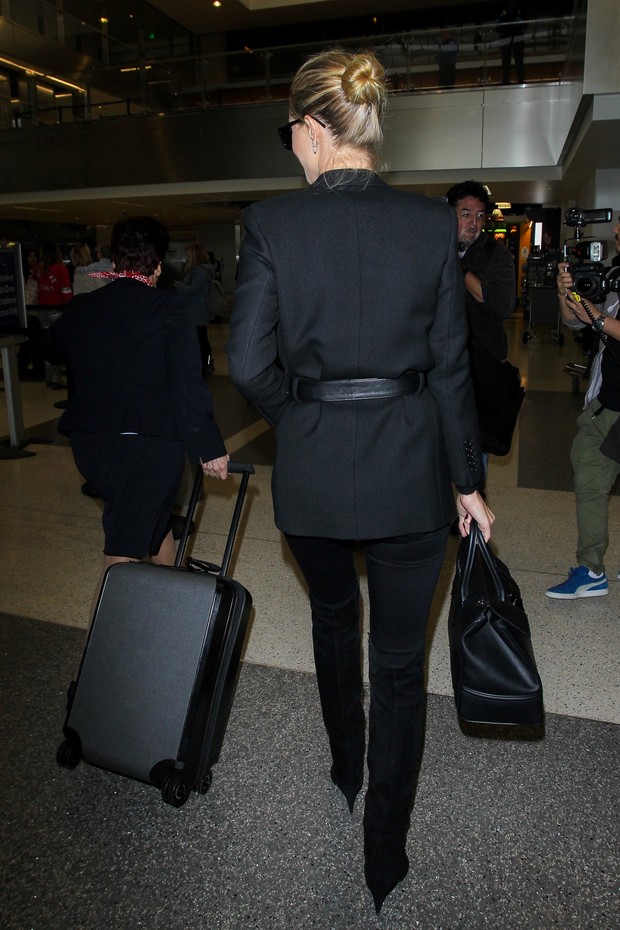 Rosie Huntington-Whiteley usa visual pretino nada básico para viajar (Foto: AKM)
