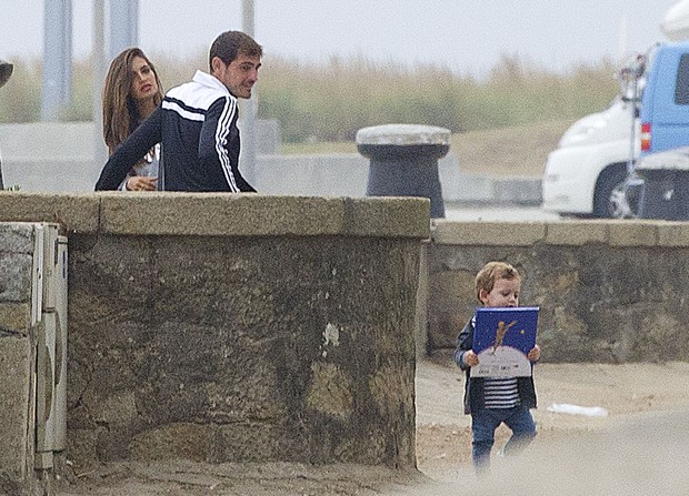 Iker Casillas e Sara Carbonero com o filho, Martin (Foto: Grosby Group)