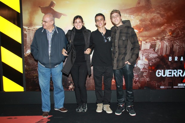 Daniela Escobar com o pai, o filho e Eike Duarte na pré-estreia do filme “Guerra Mundial Z” (Foto: Graça Paes / Foto Rio News)