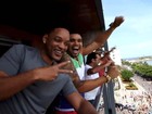 Vídeo: Encontro de Naldo e Will Smith leva a multidão à loucura no Rio