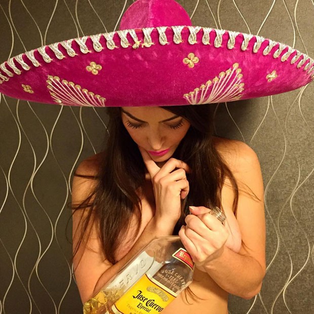 Laura Keller faz topless e posa com garrafa de tequila (Foto: Instagram/ Reprodução)