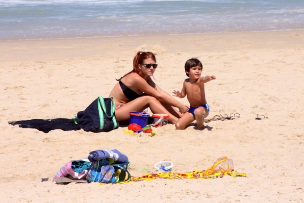 Mariah Rocha na praia do arpoador com filho (Foto: J.Humberto / AgNews)