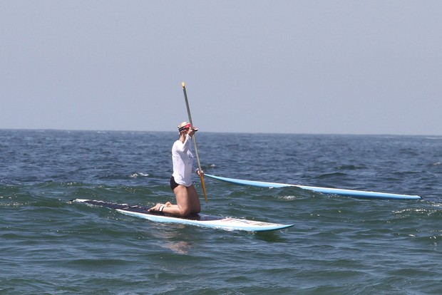 Paula Burlamaqui faz stand up paddle (Foto: Wallace Barbosa/AgNews)