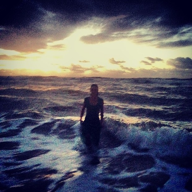 Thaila Ayala no mar em Salvador (Foto: Reprodução/Instagram)