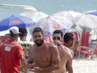 UAU! Ex-BBB Yuri curte praia no Rio e posa para foto com fã