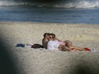 Juliana Didone troca beijos com o namorado na praia