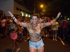 Em ensaio de rua, Viviane Araújo é pura empolgação