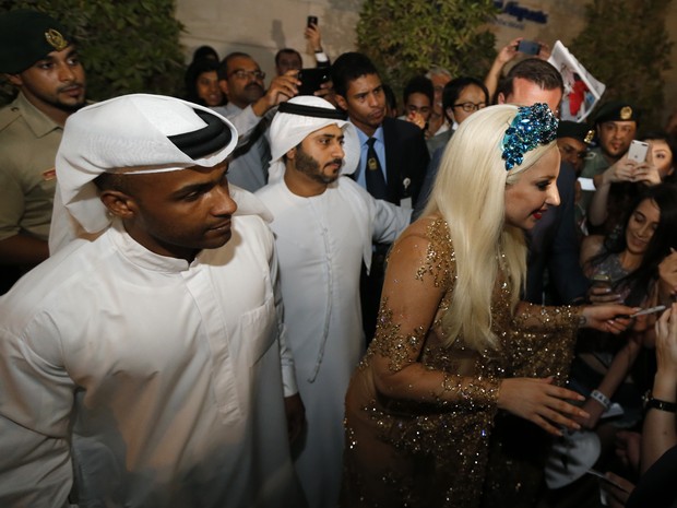 Lady Gaga no aeroporto de Dubai, nos Emirados Árabes (Foto: Karim Sahib/ AFPB)