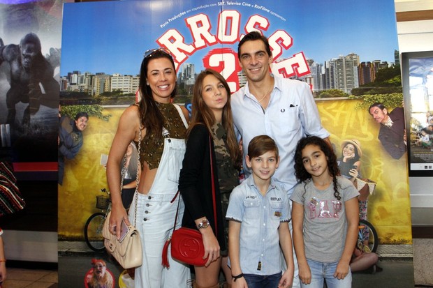 Giba e filhos em estreia do filme Carrosel (Foto: Marcos Ferreira /Brazil News)