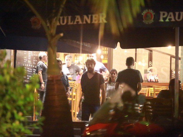 Cauã Reymond em restaurante na Zona Oeste do Rio (Foto: Dilson Silva/ Ag. News)